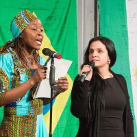 Mildred Lubonga aus Kenia las in Deutsch und sang auf Suaheli gemeinsam mit Organisatorin Rosana Trautrims aus Brasilien.