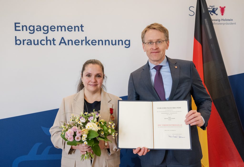 Rosana Trautrims erhielt im April 2024 die Verdienstmedaille des Verdienstordens der Bundesrepublik Deutschland für ihr Engagement für Teilhabe, politische Partizipation von Migrant*innen sowie für die Rechte von Frauen mit Migrationsgeschichte.