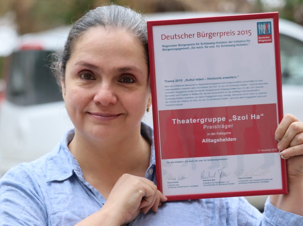 Rosana Trautrims wurde 2015 mit dem Deutschen Bürgerpreis (Regionaler Bürgerpreis für Schleswig-Holstein der Initiative für Bürgerengagement „Für mich. Für uns. Für Schleswig-Holstein“ )ausgezeichnet, weil sie sich mit der Theatergruppe „Szol Ha“ und anderen kulturellen Initiativen für gesellschaftliche Teilhabe, Begegnung und kulturellen Austausch engagiert hat. Der Preis steht für ehrenamtliches Engagement im Dienste der Gemeinschaft, und Rosana wurde in der Kategorie „Alltagshelden“ hervorgehoben