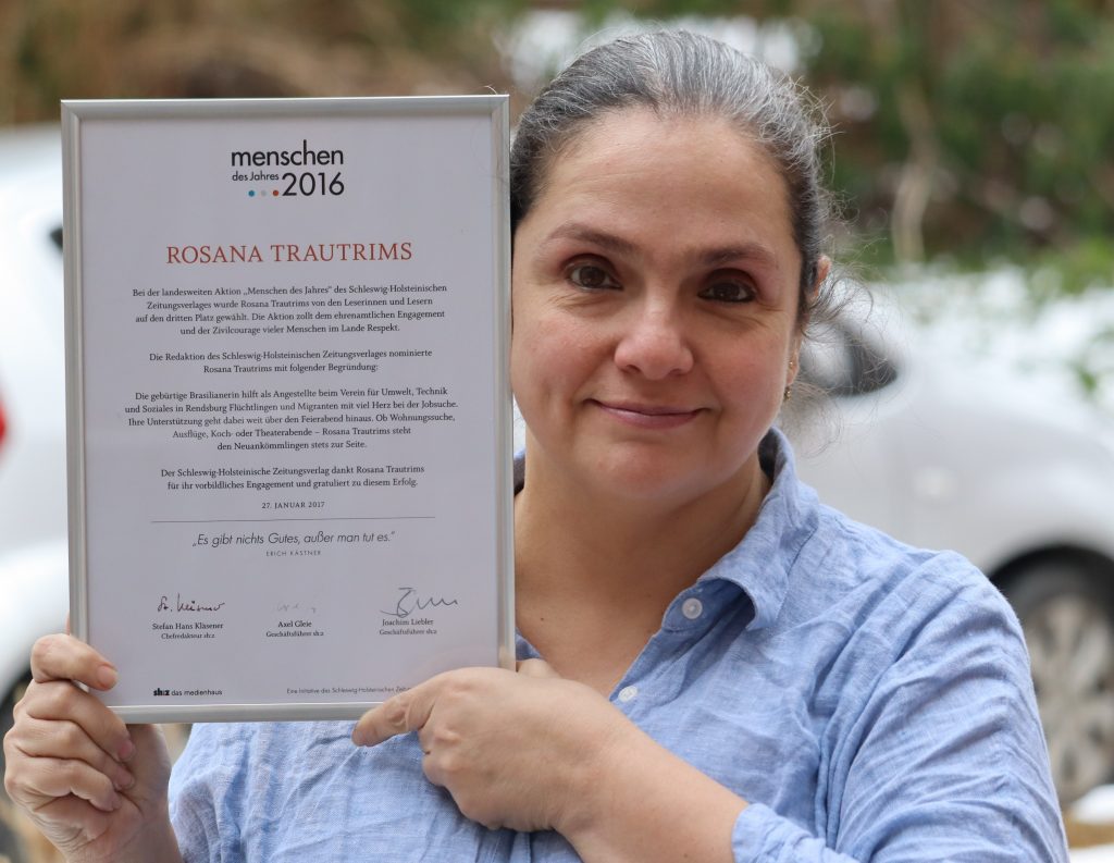 Der Preis „Mensch des Jahres“ des Schleswig-Holsteinischen Zeitungsverlags ist ein lokaler Ehrenamtspreis, der Menschen auszeichnet, die sich besonders für ihre Region engagieren. Geehrt werden Einzelpersonen, Gruppen oder Vereine. Die Preisträger*innen werden von der Redaktion oder von Leser*innen vorgeschlagen, und die Auszeichnung macht engagiertes Handeln öffentlich sichtbar. Rosana Trautrims wurde 2016 von den Leser*innen auf den dritten Platz dieses Preises gewählt.